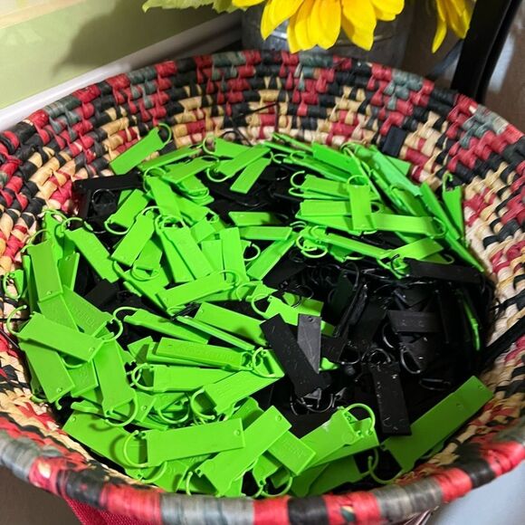 Reusable Plastic Jewelry Tags, 400 black, 125 Green, 75 Watch / Bracelet Tags - Picture 1 of 10